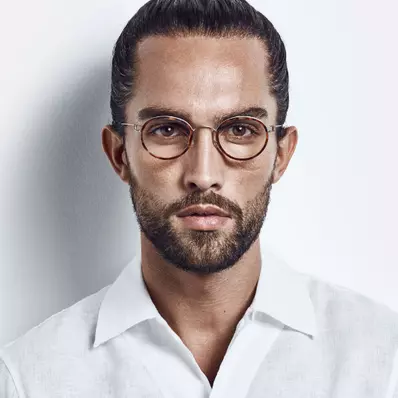 เลือกกรอบแว่นตาผิวสีเข้ม