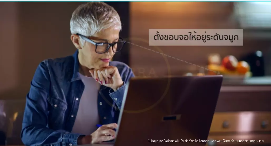 นักทัศนมาตรสอนการใช้งานแว่นโปรเกรสซีฟ มองคอม