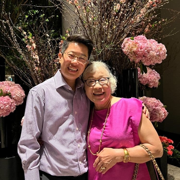 คลินิกแว่นตาออร่า pantip