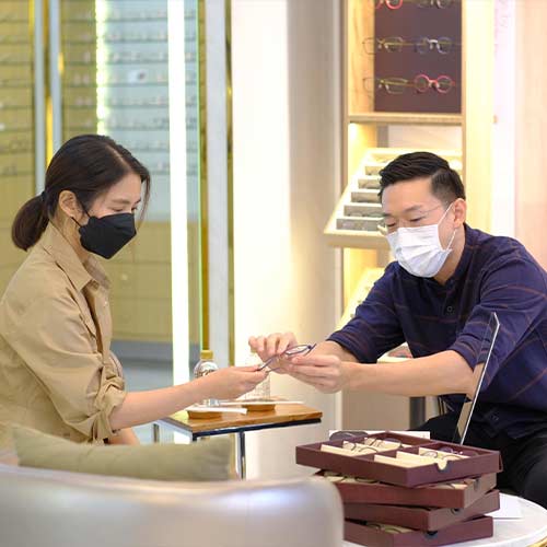 เลือกกรอบแว่นที่ใส่แล้วไม่แก่