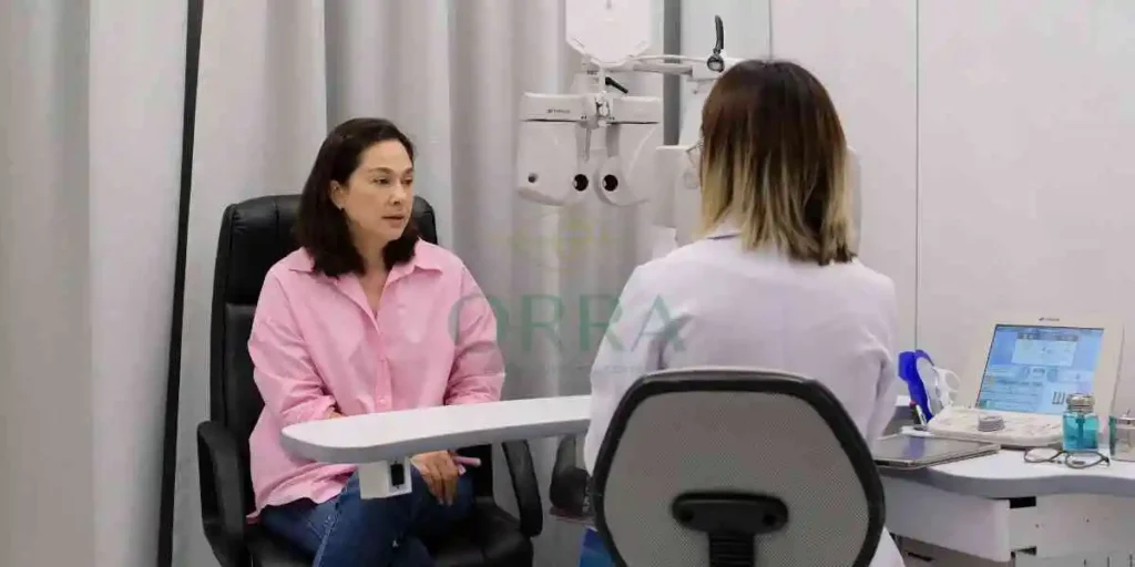 นักทัศนมาตรกำลังตรวจวัดสายตาอย่างละเอียดเพื่อเลือกเลนส์สายตายาวที่เหมาะสม